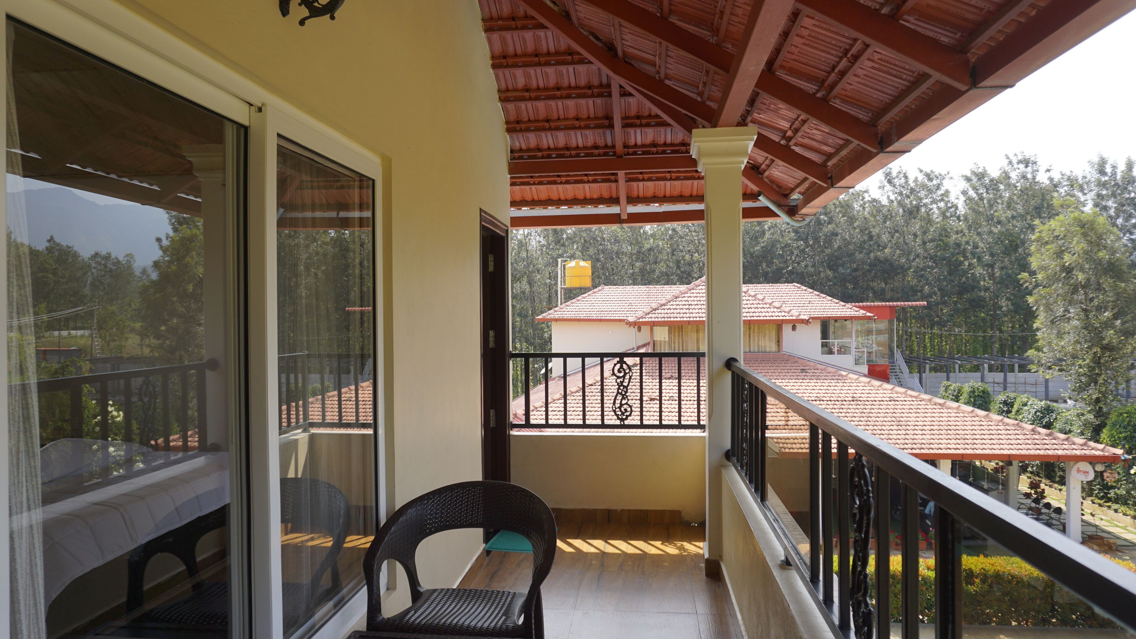 Quarto triplo luxo, sacada, vista para a piscina | Sacada