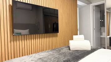Apartemen Premium, balkon, pemandangan kota | Televisi