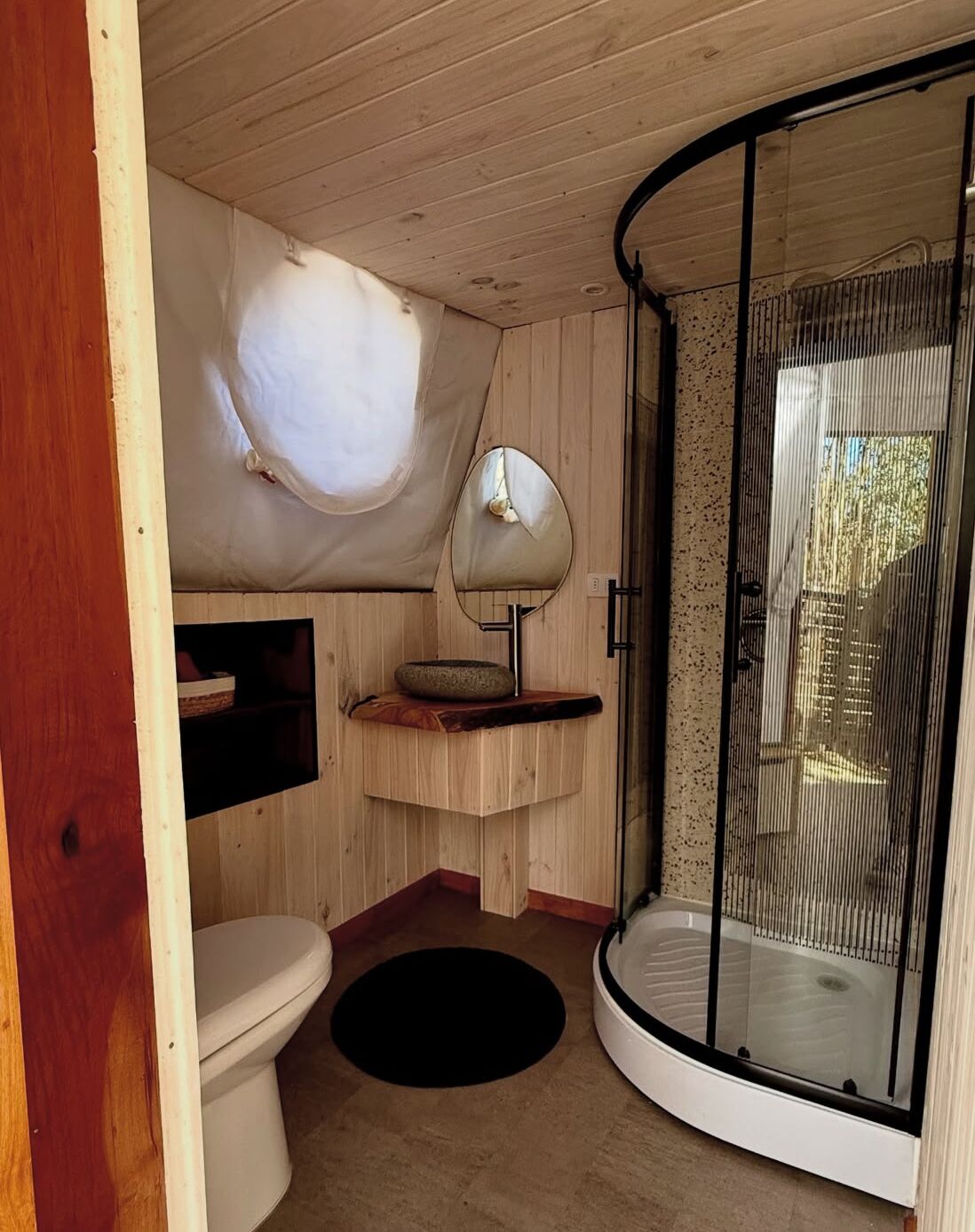 Suihku, hiustenkuivaaja, saippua, vessapaperi