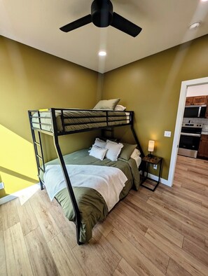 2 habitaciones, tabla de planchar con plancha, wifi y ropa de cama 
