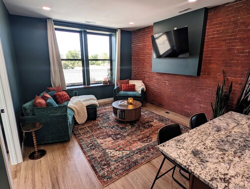 Exira 107 - Cozy 2BR Above Coffee & Goods Shop