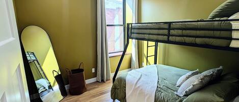 2 dormitoris, planxa i posts de planxar, wifi i roba de llit