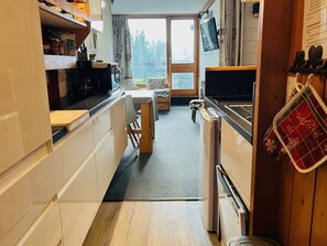 Geladeira, micro-ondas, cooktop, lava-louças