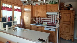 Een koffiezetapparaat/waterkoker, een magnetron, een oven, een kookplaat