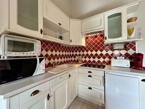 Geladeira, micro-ondas, cooktop, lava-louças