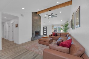 TV, fireplace
