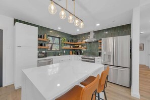 雪櫃、微波爐、焗爐、爐具