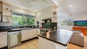 Microondas, horno, parrilla de estufa y lavavajillas