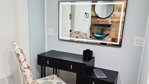 Une salle de bain moderne avec un meuble-lavabo en bois, un miroir et des toilettes.