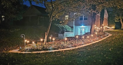 Cozy Getaway with Wildlife + Minutes from the Action