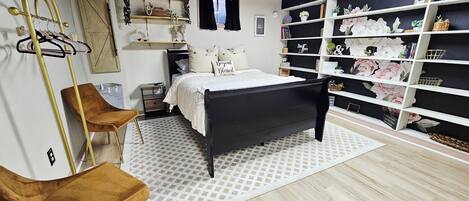 2 bedrooms, travel crib, free WiFi, bed sheets
