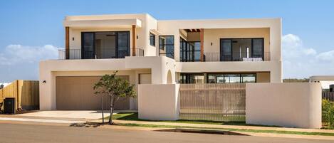 المنشأة من الخارج