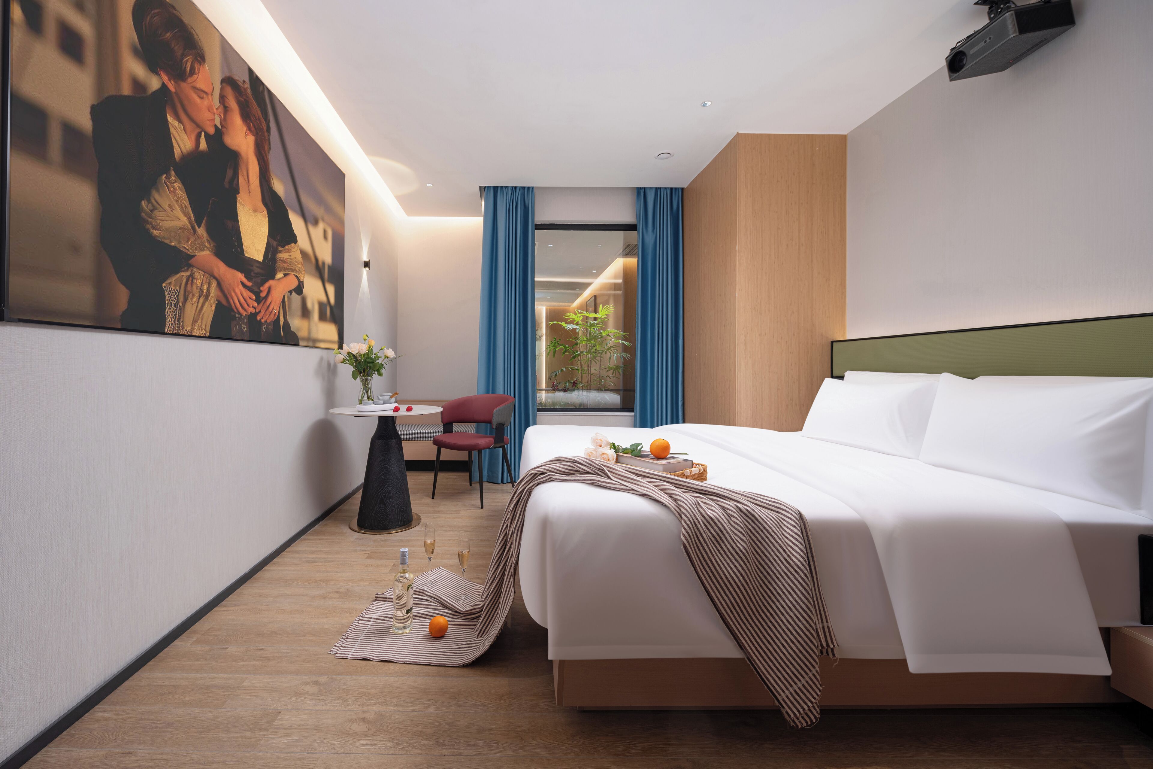 Ropa de cama de alta calidad, minibar y decoración personalizada 
