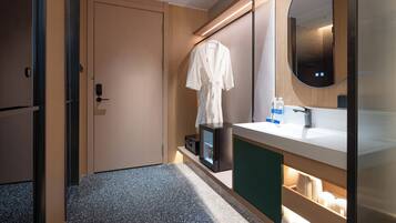 Kahden hengen panoraamahuone, useita sänkyjä, oma kylpyhuone | Oleskelualue | LCD-televisio, älykaiuttimet, tulostin