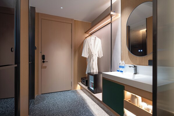 Chambre Double Panoramique, plusieurs lits, salle de bains privée | Coin séjour | Télévision LCD, enceintes connectées, imprimantes