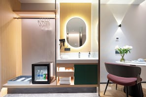 Chambre Double Exécutive, 1 très grand lit, salle de bains privée | Coin séjour | Télévision LCD, enceintes connectées, imprimantes