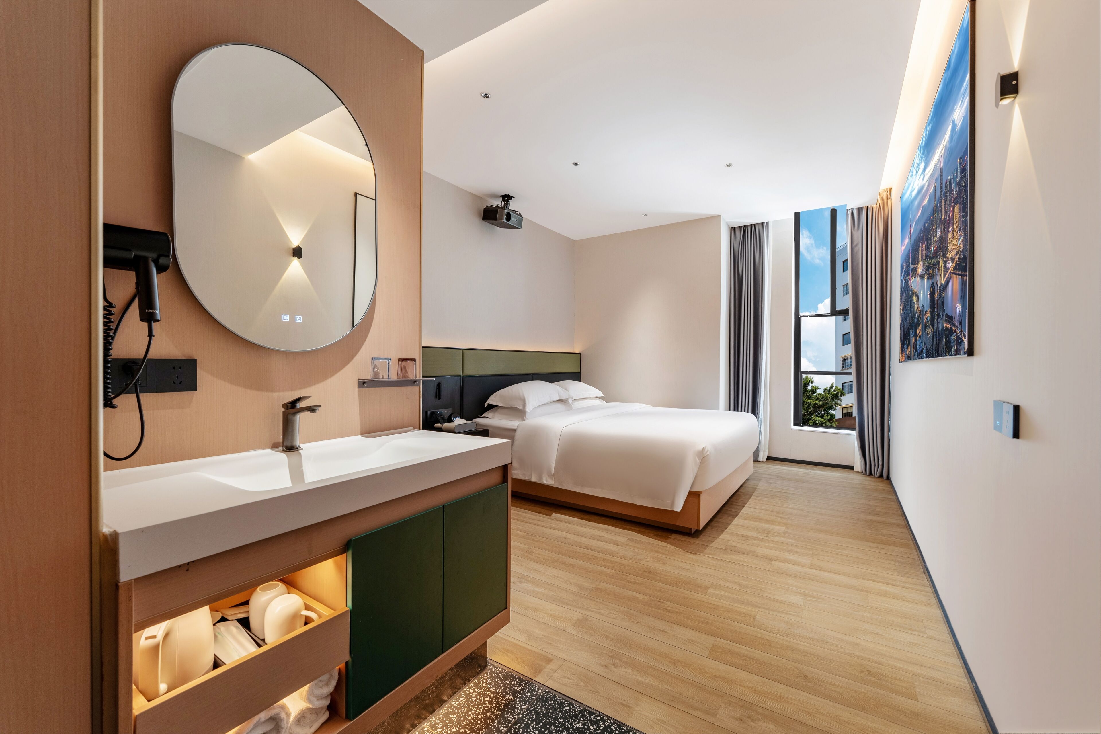 Une chambre d’hôtel moderne dotée d’un grand lit, d’une salle de bain séparée, d’un grand miroir et offrant une vue sur la ville.