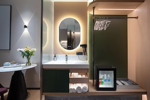 Quiet and luxurious city view twin Room | Living area | 55-inch LCD TV with digital channels, smart speakers, printers - Kainuo Garden Aesthetic Design Hotel - Guangzhou Yuexiu Beijing Road, International Clothing City Trade Centre Store (Guangzhou)