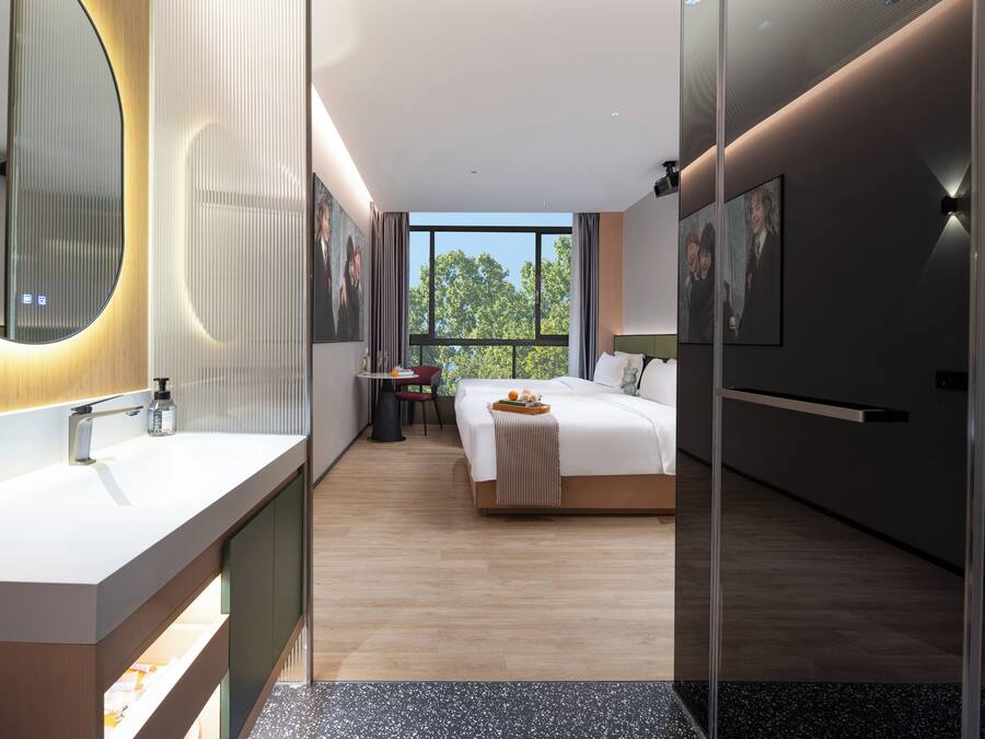Ropa de cama de alta calidad, minibar y escritorio