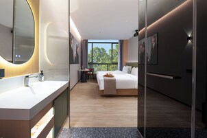 Ropa de cama de alta calidad, minibar y decoración personalizada 