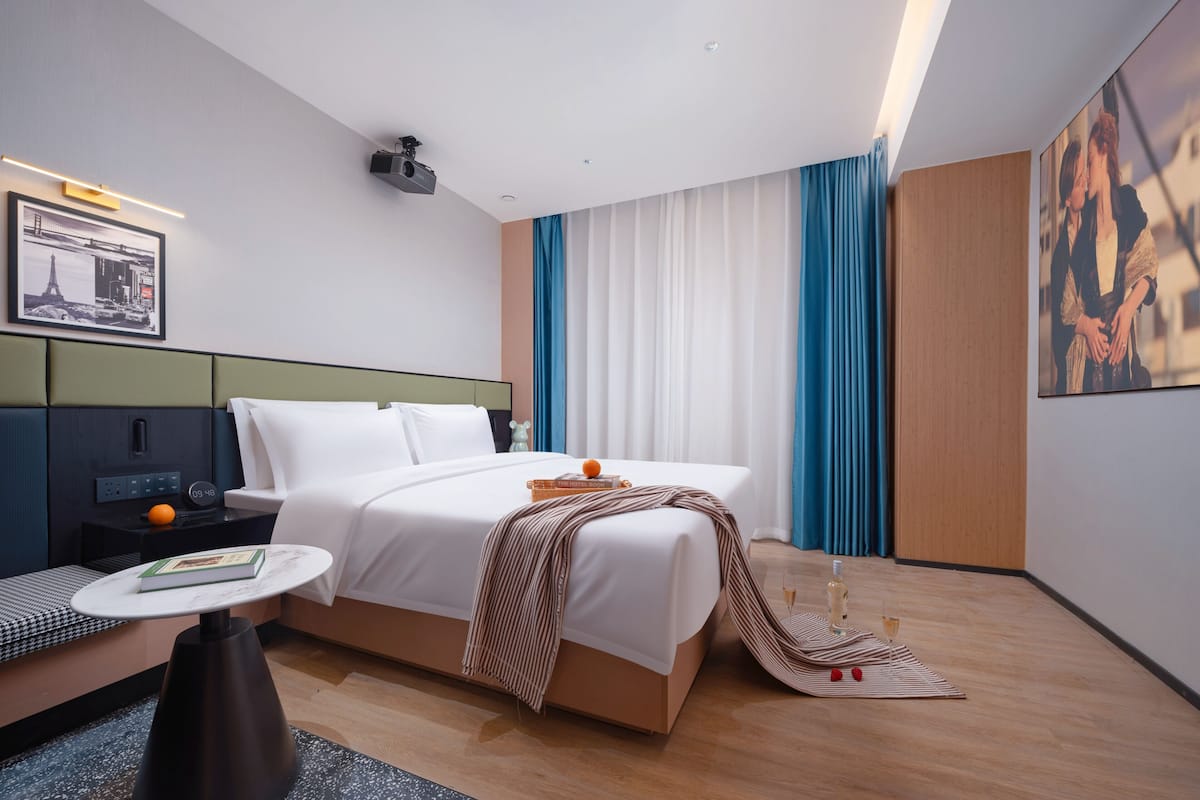 Superior Movie Queen Room | Premium bedding, minibar, individually decorated, individually furnished