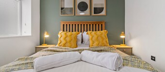Perry - BRAND NEW Stylish City Centre Apartment - Sleeps 4