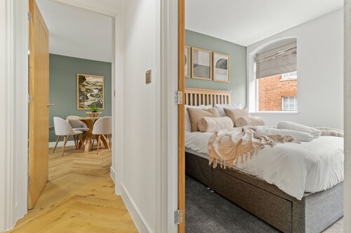 Pear Tree - BRAND NEW Stylish City Centre Apartment  - Sleeps 4