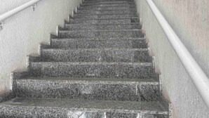 A staircase with granite steps and a handrail on both sides, leading to an upper floor. - Studio em São Paulo - Expo Center Norte (São Paulo)
