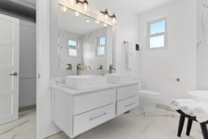 Shower, jetted bath, hair dryer, towels - Luxury villa  in the exclusive Whitehouse Beach Club community, Jamaica (New Hope)