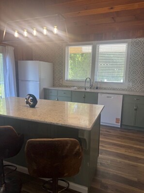 Microwave, oven, stovetop, dishwasher - Lakeview Oasis 6 bed 3 bath Sunrise Beach (Sunrise Beach)