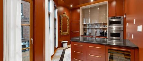 Kylskåp, mikrovågsugn, ugn och spishäll