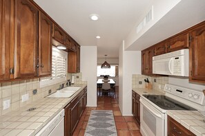 Køleskab, mikrobølgeovn, ovn, kogeplade