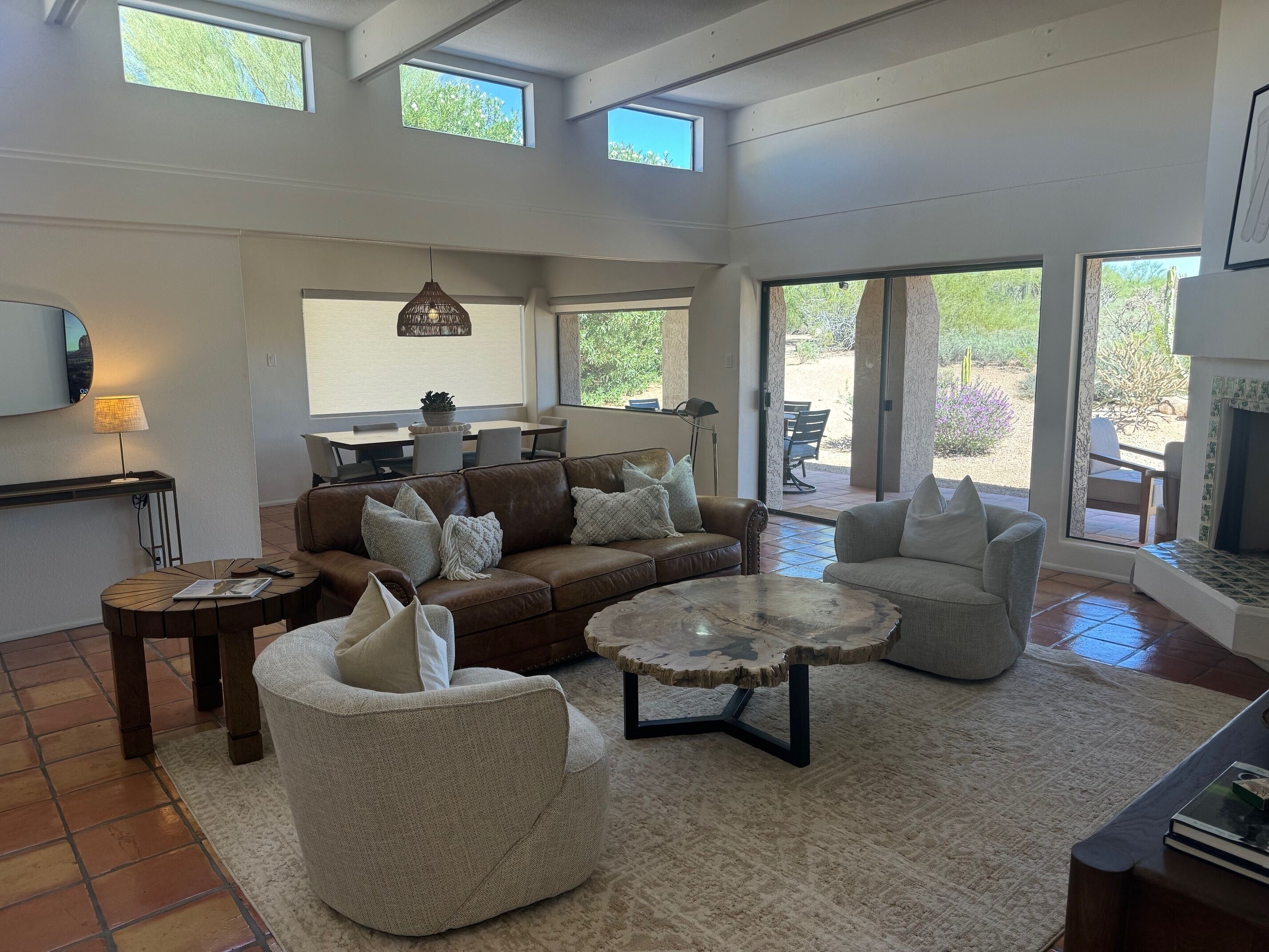 TV connectée, cheminée, livres