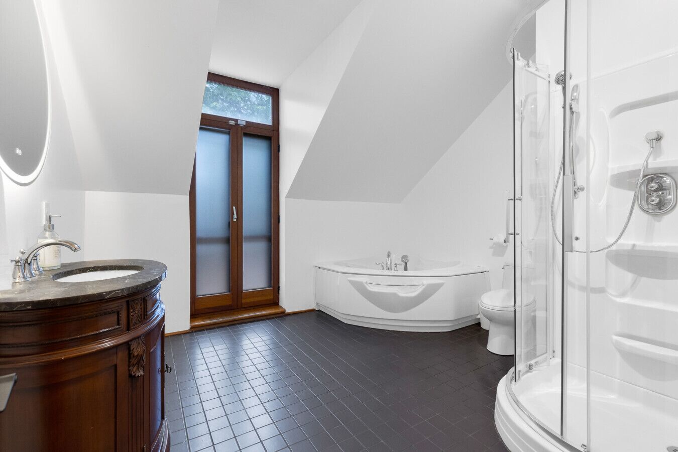 Jetted tub, hair dryer, towels, soap