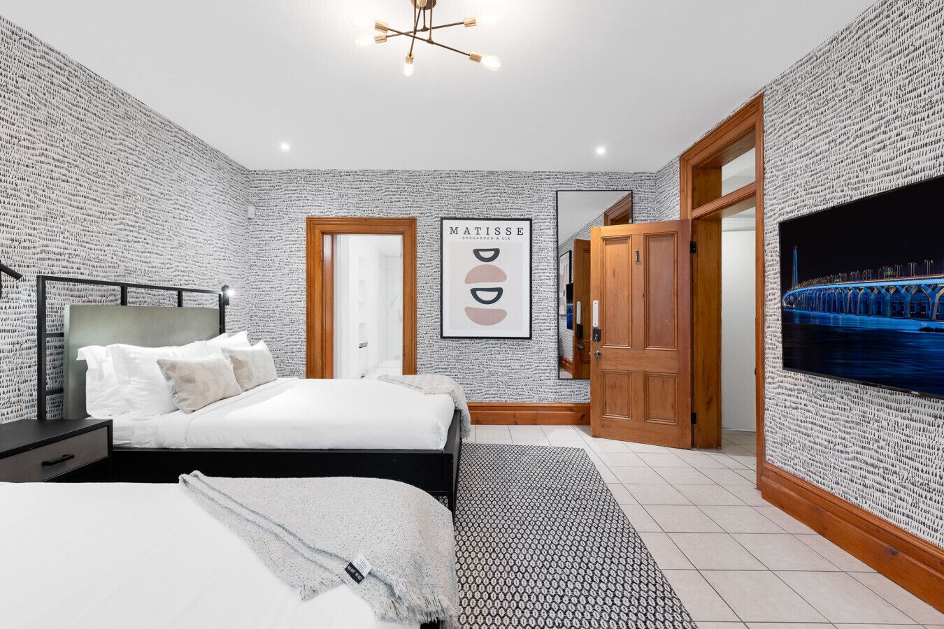 1 slaapkamer, een bureau, een strijkplank/strijkijzer, reisbedje