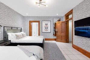 1 makuuhuone, työpöytä, silitysrauta/-lauta, vauvan matkasänky