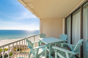 Outdoor dining - Seaside Beach & Racquet 4912 (Orange Beach)