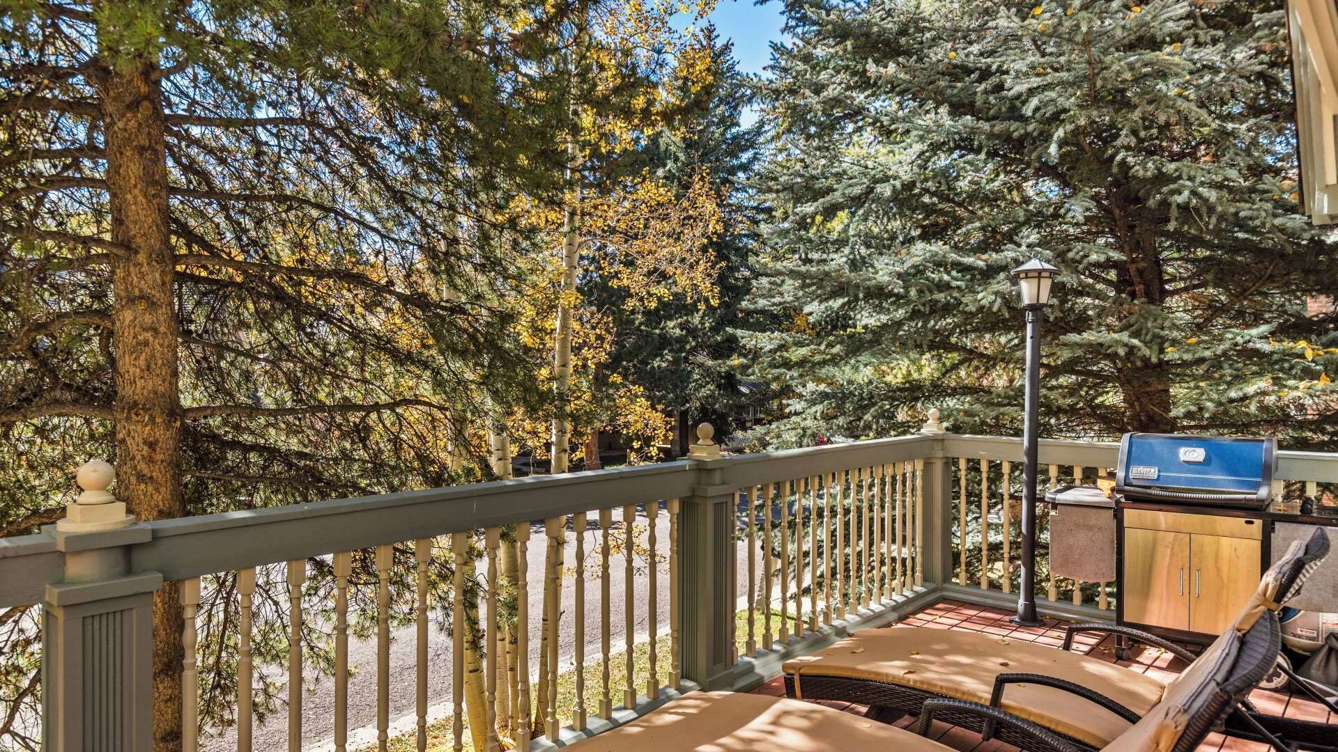 Nhà, ban công, quang cảnh núi | Hiên