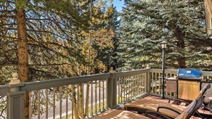 Casa, balcón, vista a la montaña | Terraza o patio