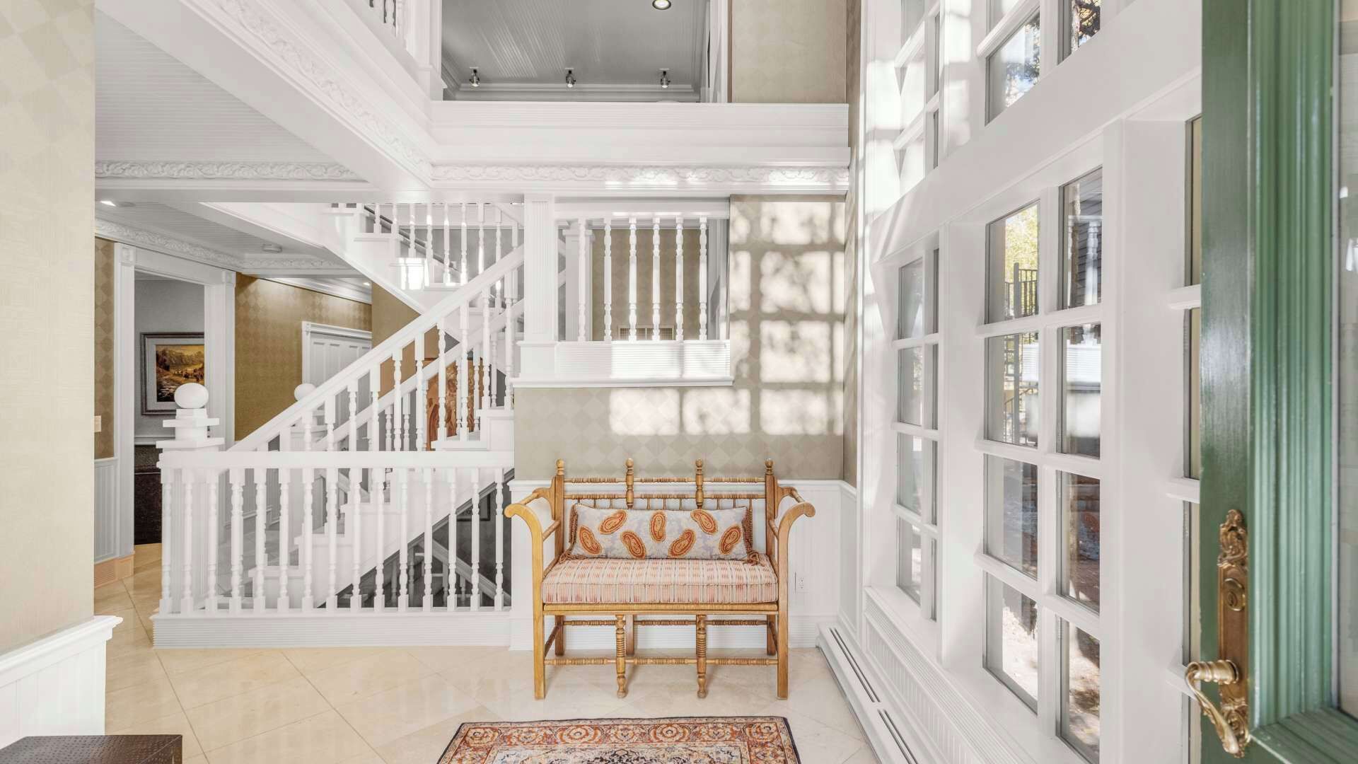 Nhà, ban công, quang cảnh núi | Khu phòng khách | TV màn hình phẳng 