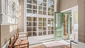 Nhà, ban công, quang cảnh núi | Khu phòng khách | TV màn hình phẳng 