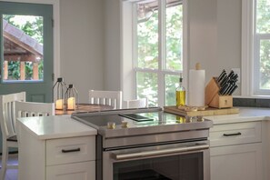 Een microgolfoven, een oven, een kookplaat, een vaatwasser