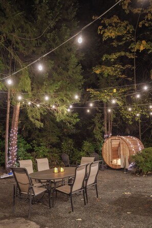 Outdoor dining - Sauna, HotTub, Firepit, Skiing, Steps to Sandy River (Rhododendron)