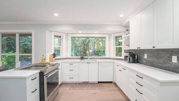 ميكروويف، فرن، موقد طهي مسطح، غسالة أطباق