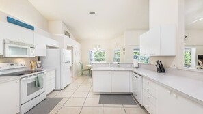 Refrigerador, parrilla de estufa y cafetera y tetera 