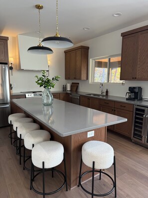 Microondas, horno, parrilla de estufa y lavavajillas 