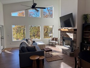 Televisión y chimenea 