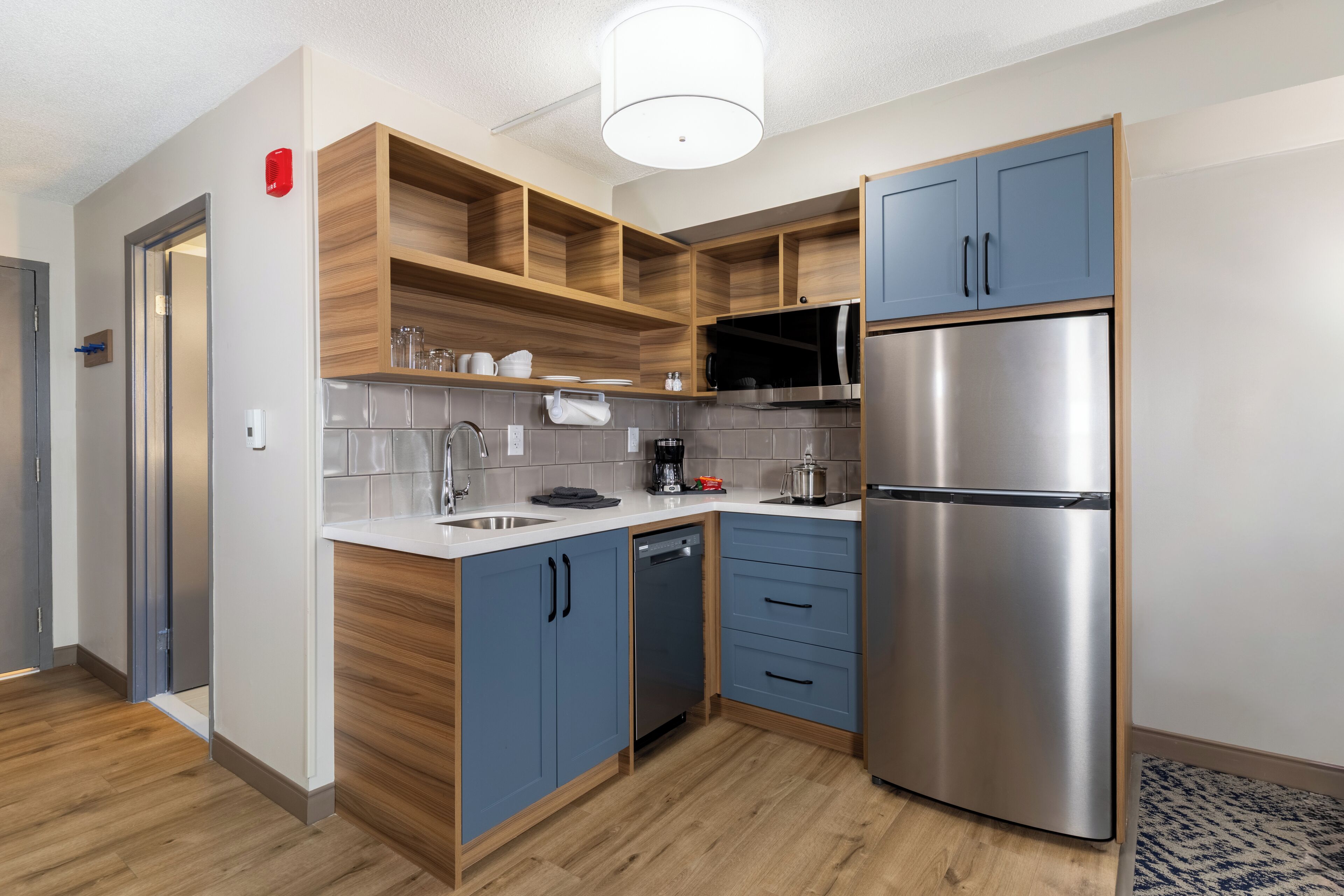 Studio Suite, 1 King Bed | Private kitchen