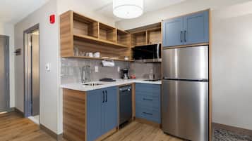 Studio Suite, 1 King Bed | Private kitchen