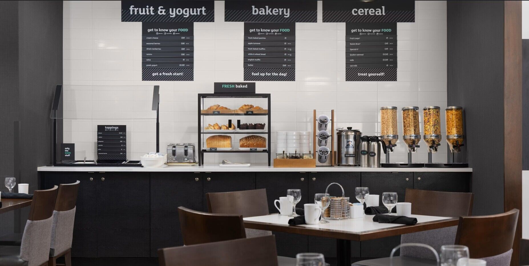Un espace dédié au petit-déjeuner, avec des sections clairement identifiées pour les fruits et les yaourts, les produits de boulangerie et les céréales.